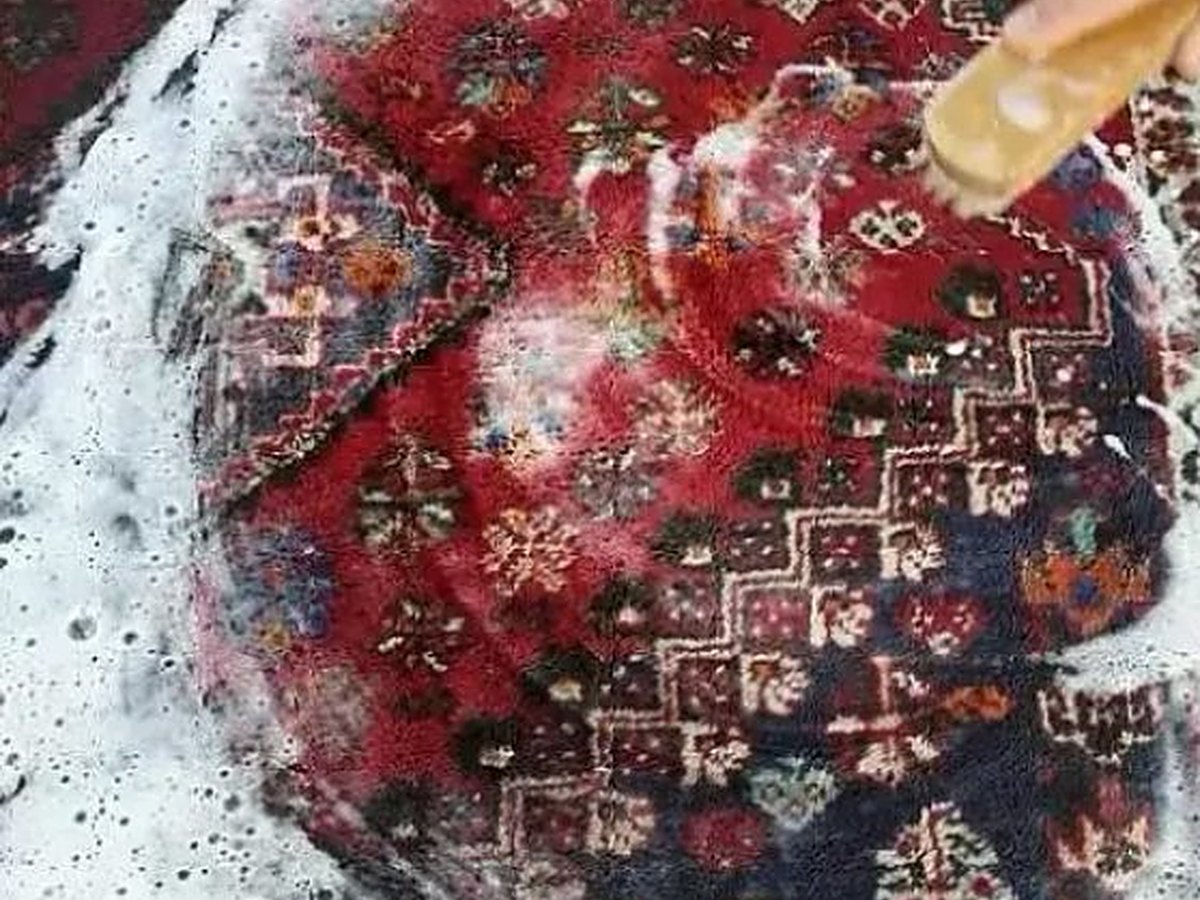Lavage à la main d'un tapis
